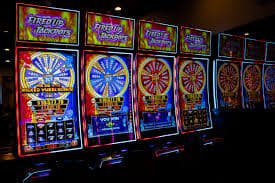 Myanmar ကစားသမားများ Slots Live Casino ဂိမ်းကစားနေသည်